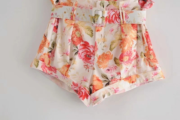 Γυναικεία σορτς με ζώνη και λουλουδάτο μοτίβο