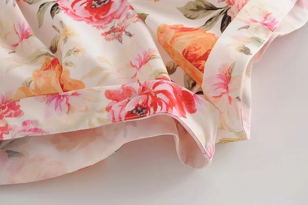 Γυναικεία σορτς με ζώνη και λουλουδάτο μοτίβο