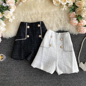 Μοντέρνα γυναικεία σορτς με ψηλή μέση και κουμπιά