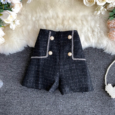 Μοντέρνα γυναικεία σορτς με ψηλή μέση και κουμπιά