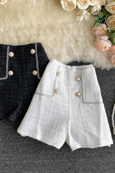 Μοντέρνα γυναικεία σορτς με ψηλή μέση και κουμπιά