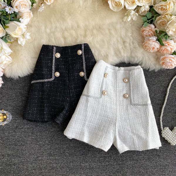 Μοντέρνα γυναικεία σορτς με ψηλή μέση και κουμπιά