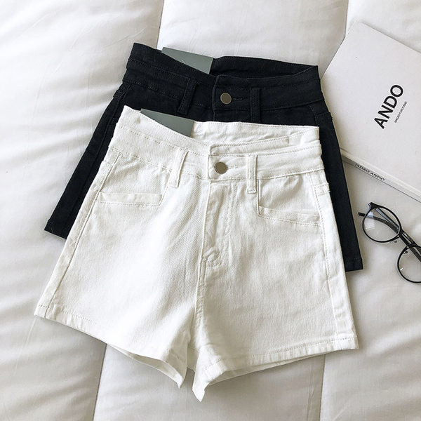 Ženske kratke traperice u bijeloj i crnoj boji