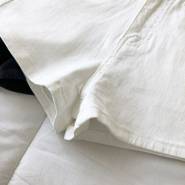 Ženske kratke traperice u bijeloj i crnoj boji