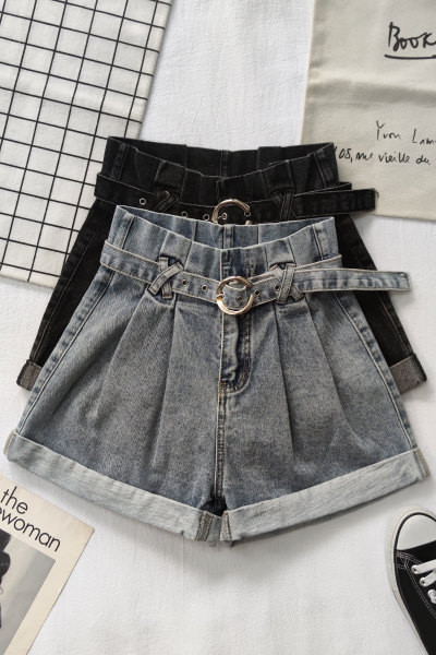 Γυναικεία σορτς με τσέπες και ζώνη σε γκρι και μαύρο χρώμα