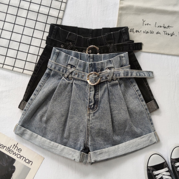 Γυναικεία σορτς με τσέπες και ζώνη σε γκρι και μαύρο χρώμα