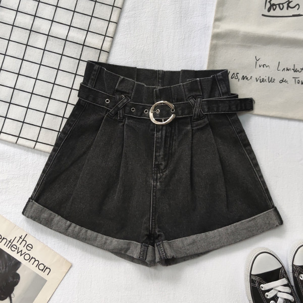 Γυναικεία σορτς με τσέπες και ζώνη σε γκρι και μαύρο χρώμα