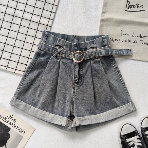 Γυναικεία σορτς με τσέπες και ζώνη σε γκρι και μαύρο χρώμα