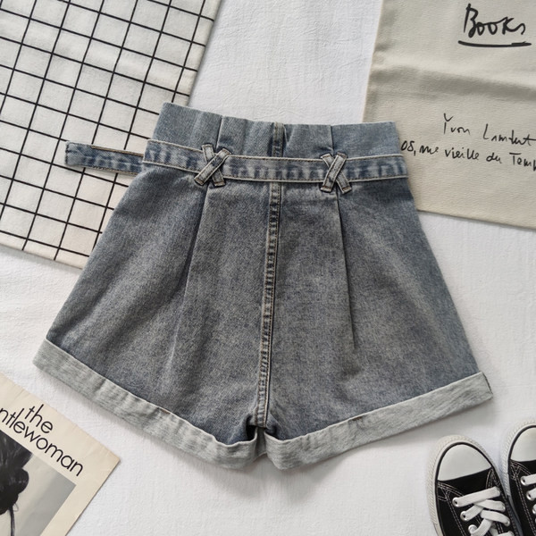 Γυναικεία σορτς με τσέπες και ζώνη σε γκρι και μαύρο χρώμα