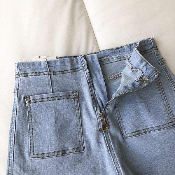 Κοντά τζιν με τσέπες και φερμουάρ