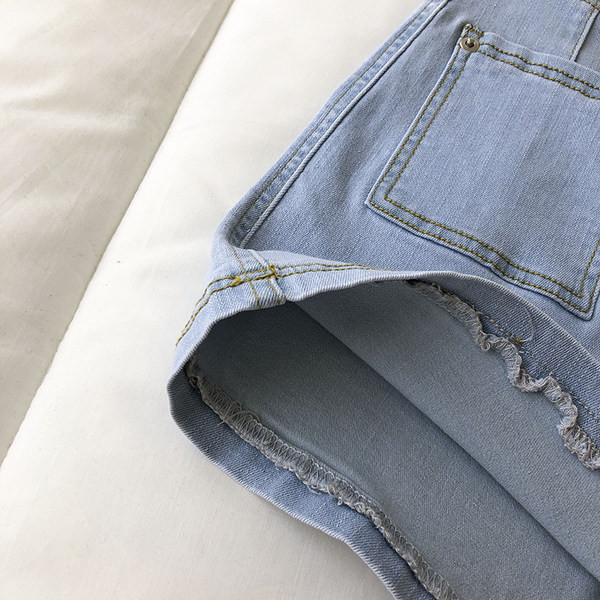 Κοντά τζιν με τσέπες και φερμουάρ