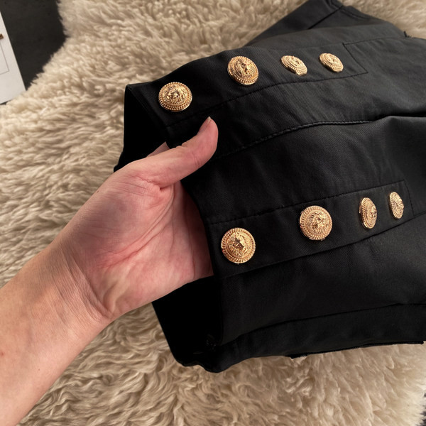 Γυναικεία βελούδο σορτς και κουμπιά