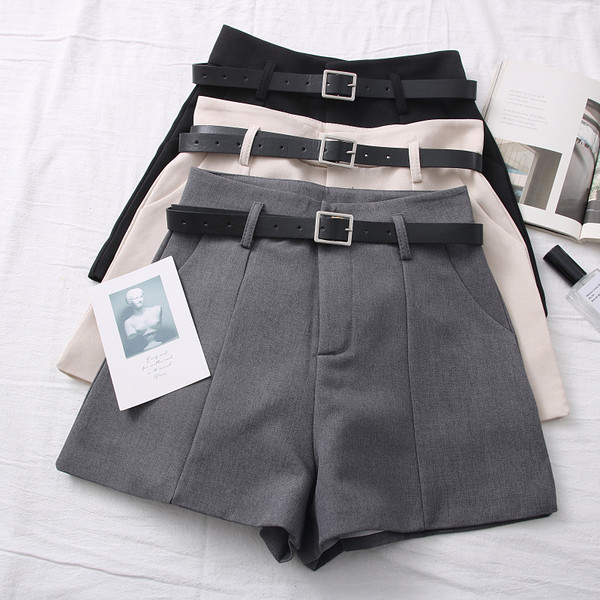 Mūsdienīgi sieviešu šorti ar jostiņu un kabatām – vairākās krāsās