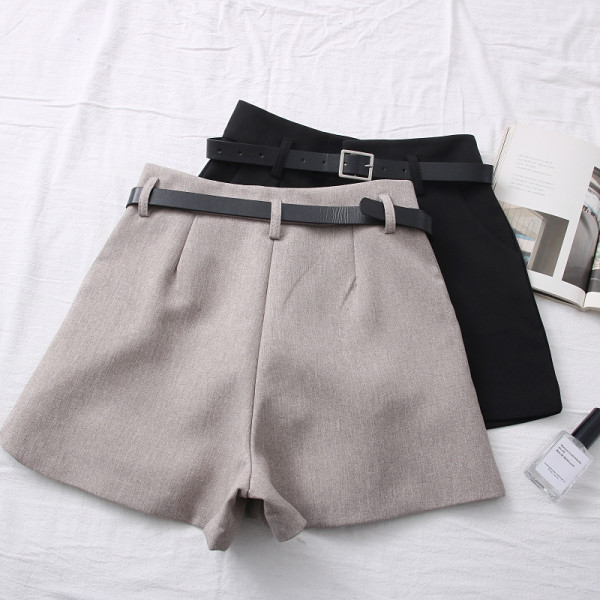 Mūsdienīgi sieviešu šorti ar jostiņu un kabatām – vairākās krāsās