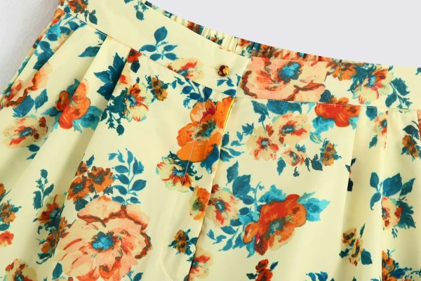 Ležerne kratke hlače s visokim strukom i cvjetnim uzorkom