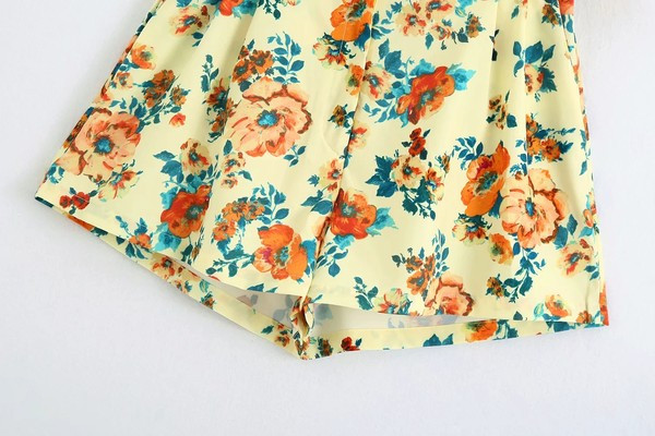 Ležerne kratke hlače s visokim strukom i cvjetnim uzorkom