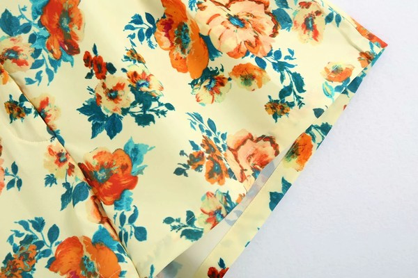 Ležerne kratke hlače s visokim strukom i cvjetnim uzorkom