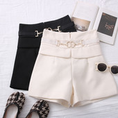 Γυναικεία σορτς με μεταλλικό στοιχείο - ψηλή μέση