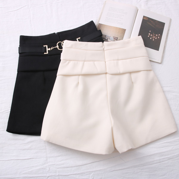 Γυναικεία σορτς με μεταλλικό στοιχείο - ψηλή μέση