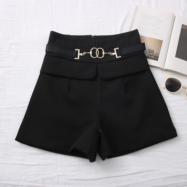 Γυναικεία σορτς με μεταλλικό στοιχείο - ψηλή μέση