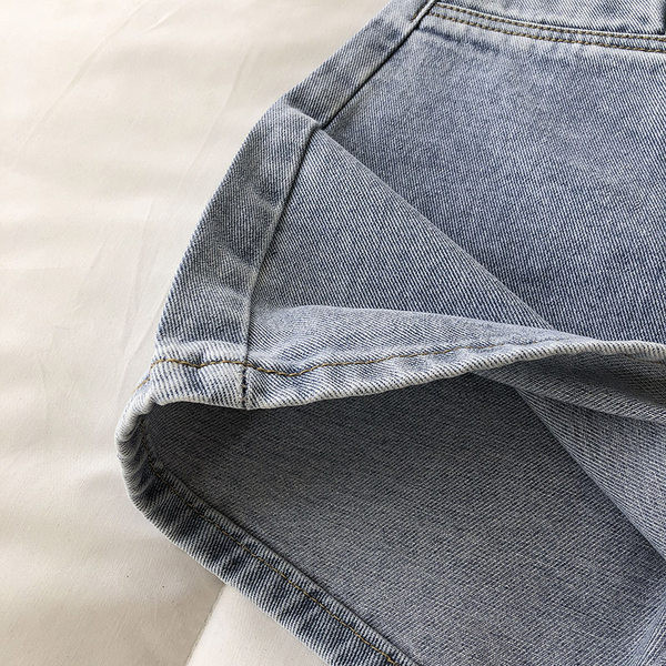 Kratke moderne traperice s remenom i džepovima