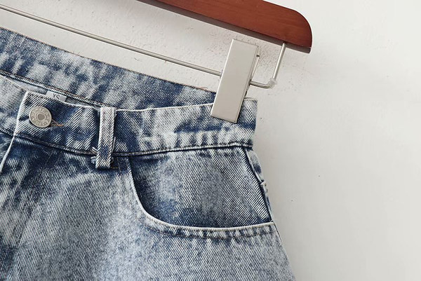 Μοντέρνο κοντό τζιν με ψηλή μέση και κρόσσια