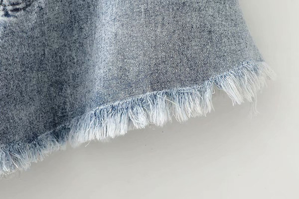 Μοντέρνο κοντό τζιν με ψηλή μέση και κρόσσια