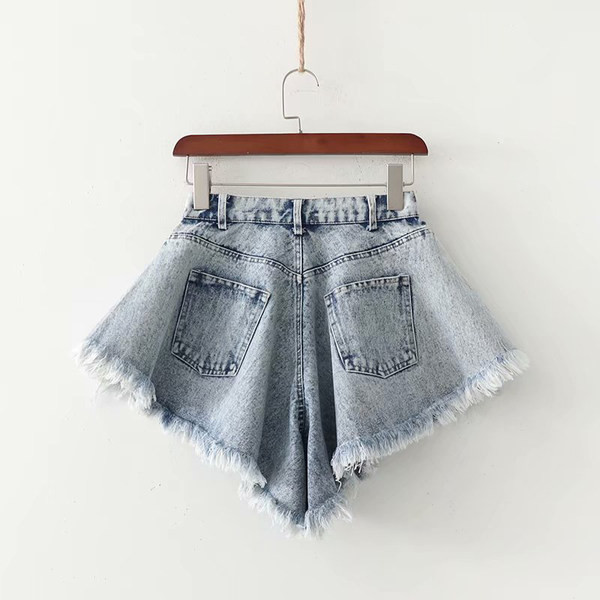 Μοντέρνο κοντό τζιν με ψηλή μέση και κρόσσια