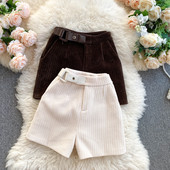 Ρετρό μοντέλο γυναικεία σορτς με τσέπες