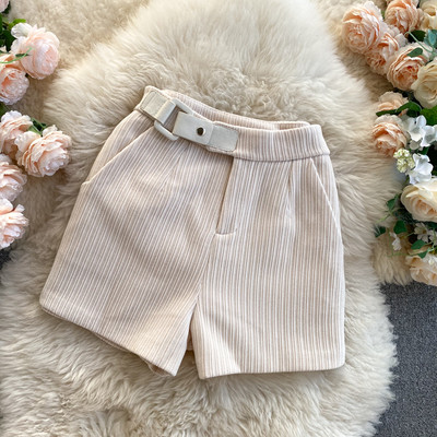 Ρετρό μοντέλο γυναικεία σορτς με τσέπες