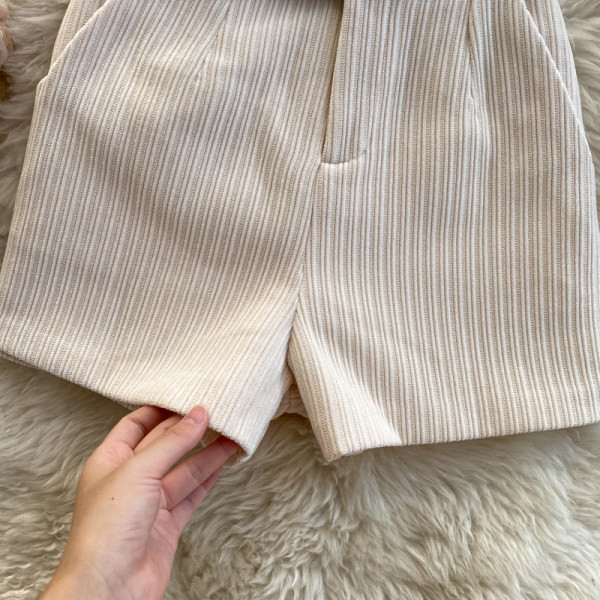 Ρετρό μοντέλο γυναικεία σορτς με τσέπες