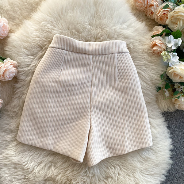 Ρετρό μοντέλο γυναικεία σορτς με τσέπες