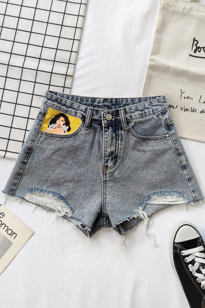 Jauns īsu sieviešu džinsu modelis ar aplikāciju un saplēstu motīvu