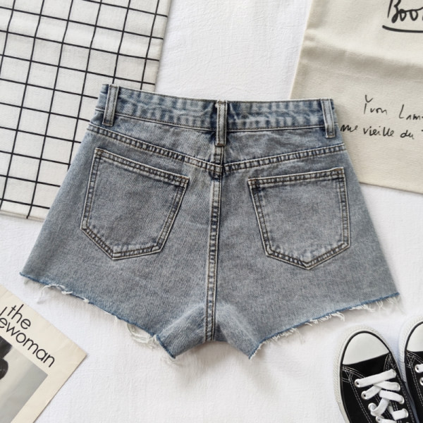 Jauns īsu sieviešu džinsu modelis ar aplikāciju un saplēstu motīvu