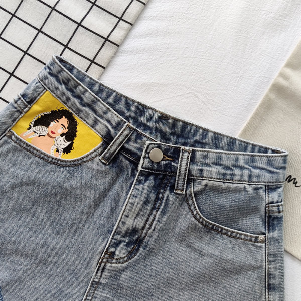 Jauns īsu sieviešu džinsu modelis ar aplikāciju un saplēstu motīvu