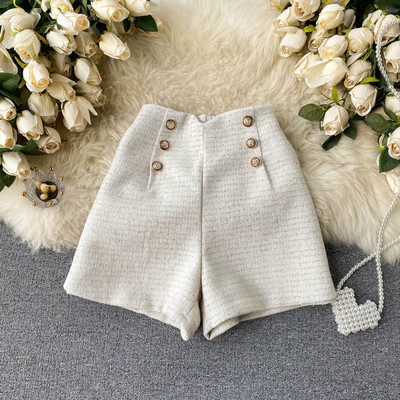 Μοντέρνα γυναικεία σορτς με γυαλιστερά σωματίδια και κουμπιά