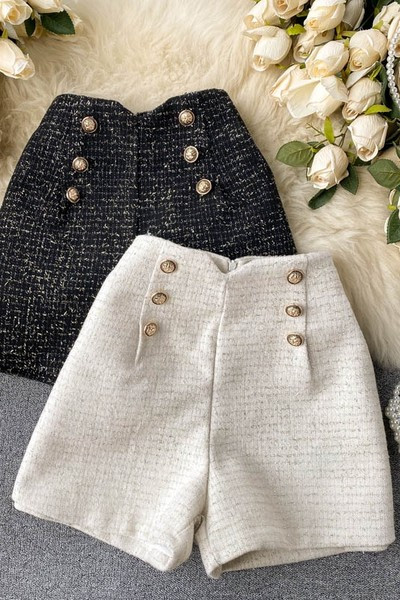 Μοντέρνα γυναικεία σορτς με γυαλιστερά σωματίδια και κουμπιά