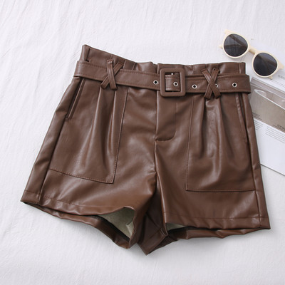 Naujo modelio moteriški šortai su dirbtinės odos dirželiu