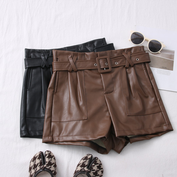 Naujo modelio moteriški šortai su dirbtinės odos dirželiu
