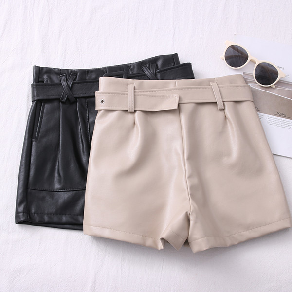 Naujo modelio moteriški šortai su dirbtinės odos dirželiu