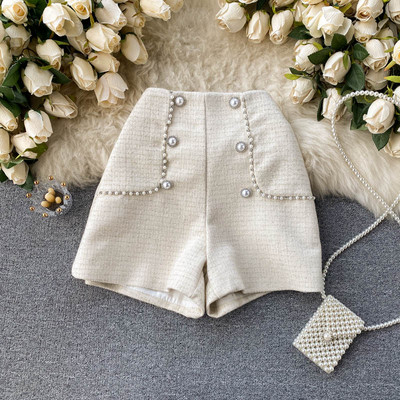 Μοντέρνα γυναικεία σορτς με πέρλες και ψηλή μέση