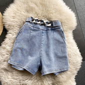 Ženske traperice s metalnim lancem