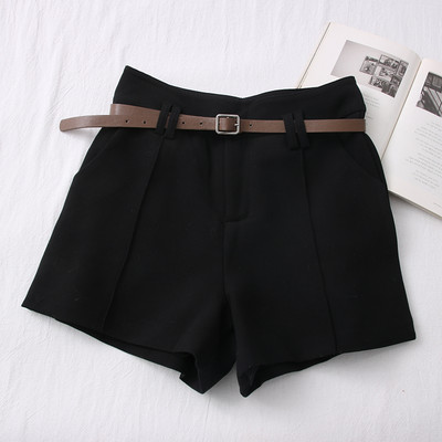 Μοντέρνα γυναικεία σορτς με υψηλή μέση και ζώνη