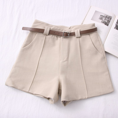 Μοντέρνα γυναικεία σορτς με υψηλή μέση και ζώνη