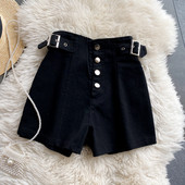 Ženske kratke hlače s gumbima u crnoj boji