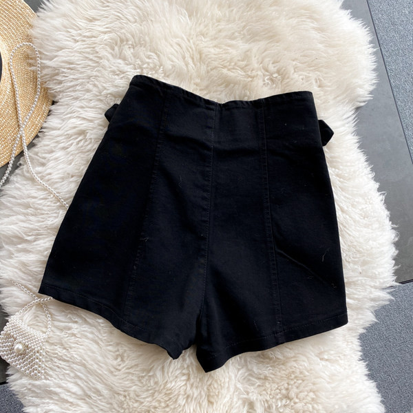 Ženske kratke hlače s gumbima u crnoj boji