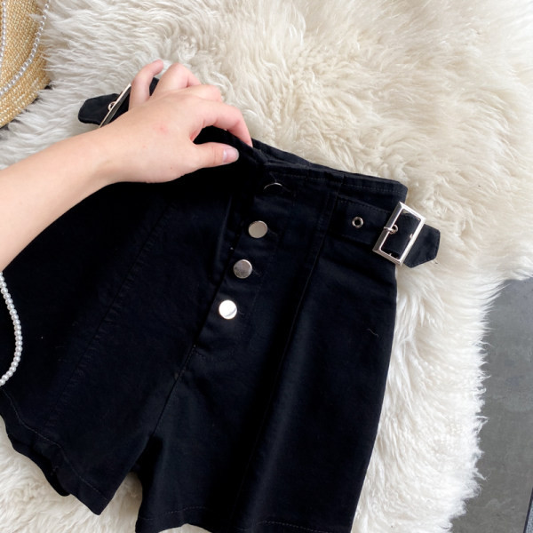 Ženske kratke hlače s gumbima u crnoj boji