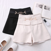 Novi model ženskih kratkih hlača s visokim strukom i metalnim elementom