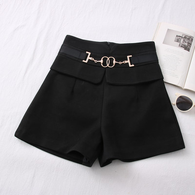 Novi model ženskih kratkih hlača s visokim strukom i metalnim elementom