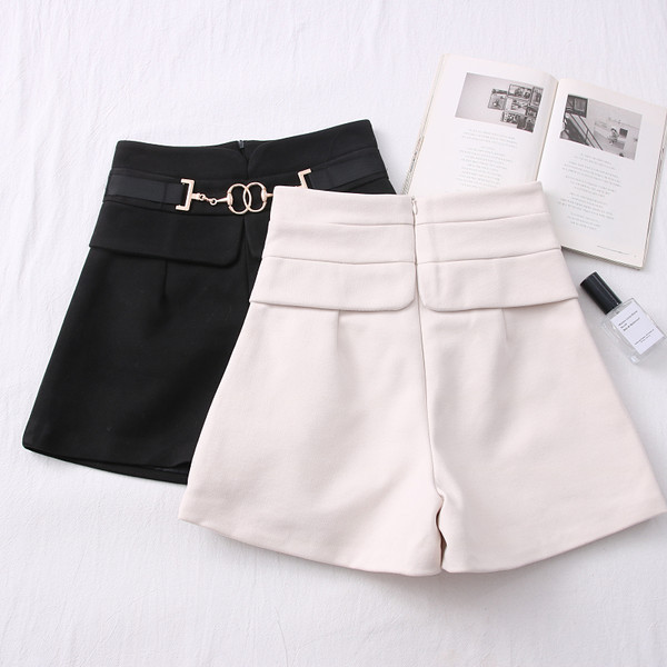 Novi model ženskih kratkih hlača s visokim strukom i metalnim elementom